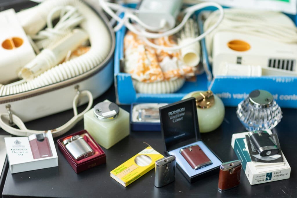 Ronson pocket and table lighters with their packaging, including a boxed Varaflame Comet, an Electronic 90 and a pack of Ronson Purafilters.